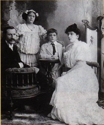 Percy Chater junto a su familia.