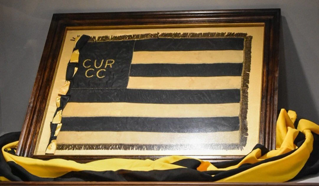 La primera bandera de la institución. Se puede encontrar restaurada en el Museo del Palacio Peñarol