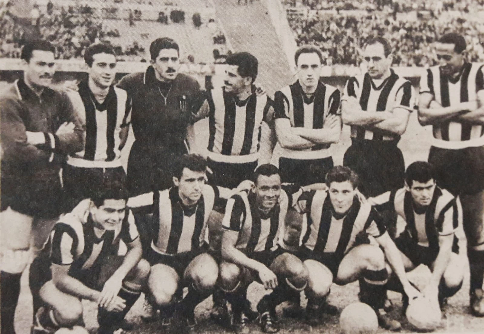 El equipo en la primera final: ARRIBA: Luis Maidana, Walter Aguerre, Rodger Bernardico (golero suplente), Santiago Pino, Roberto Matosas, William Martínez, Luis “Salvador”. ABAJO: Luis Cubilla, Óscar Leitch, Alberto Spencer, Júpiter Crescio, Óscar Linazza