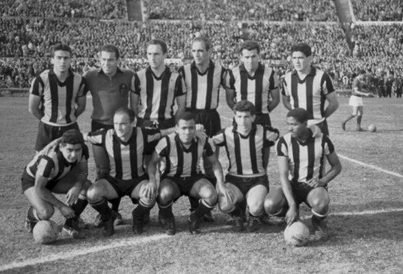 El equipo de la primera final:<br />
ARRIBA: Walter Aguerre, Luis Maidana, Roberto Matosas, William Martínez, Núber Cano, Edgardo “El Diablo” Gonzáles.<br />
ABAJO: Luis Cubilla, Ernesto “El Pelado” Ledesma, Alberto Spencer, José “Pepe” Sasía, Juan Joya Cordero.