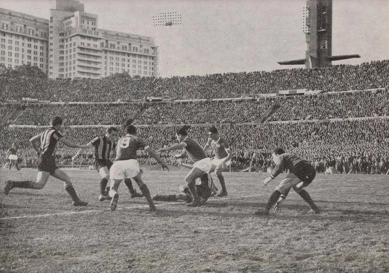 Postal de la final (ida) en el –viejo y querido– Centenario.
