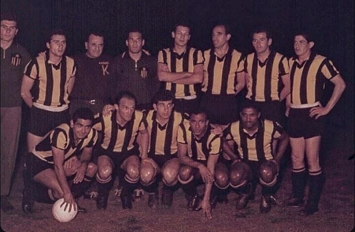 El equipo que se consagró como primer americano campeón de la Intercontinental. ARRIBA: Luis Gutiérrez (arquero suplente), Guillermo Lemes (Preparador Físico) Walter Aguerre, Luis Maidana, Néstor Gonçalves, William Martínez, Núber Cano, Edgardo “El Diablo” Gonzáles. ABAJO: Luis Cubilla, Ernesto “El Pelado” Ledesma, José “Pepe” Sasía, Alberto Spencer, Juan Joya Cordero.
