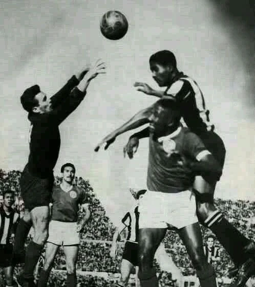 Joya, de impresionante salto, peleando el balón. Segunda final.
