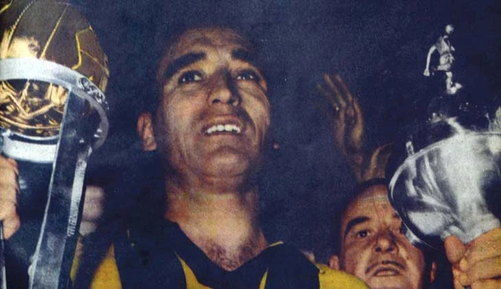 El capitán William con los lauros más importantes: la Copa del Mundo (izquierda) y la Copa Campeones de América (derecha). Atrás se ve a Gaston Guelfi.