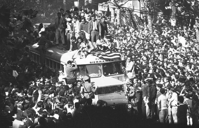 El plantel festejando por Montevideo con la multitud Decana.