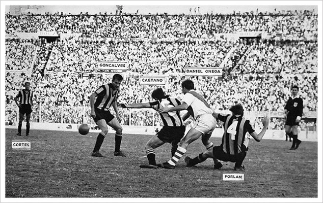 Postal de la primera final: la defensa Carbonera marcando al ariete Daniel Onega.