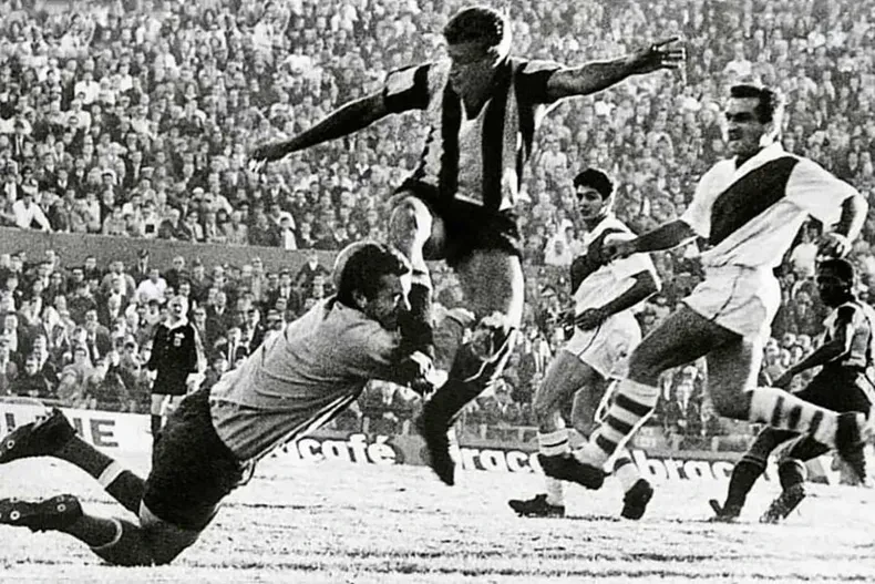Abbadie versus River en la ida. Se lo ve a Joya atrás