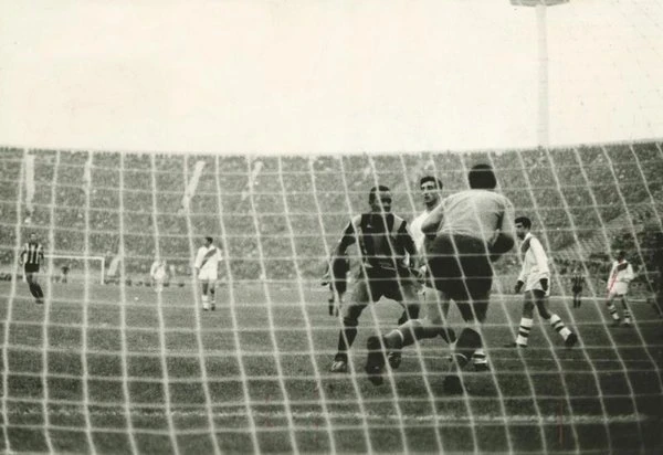 Carrizo dominando el balón ante la presión de Spencer.