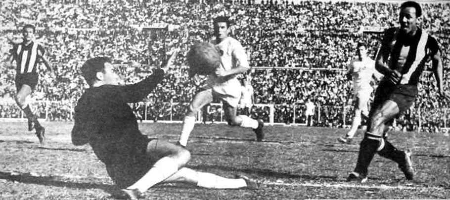 Spencer anotando uno de los goles para irse victoriosos a España.