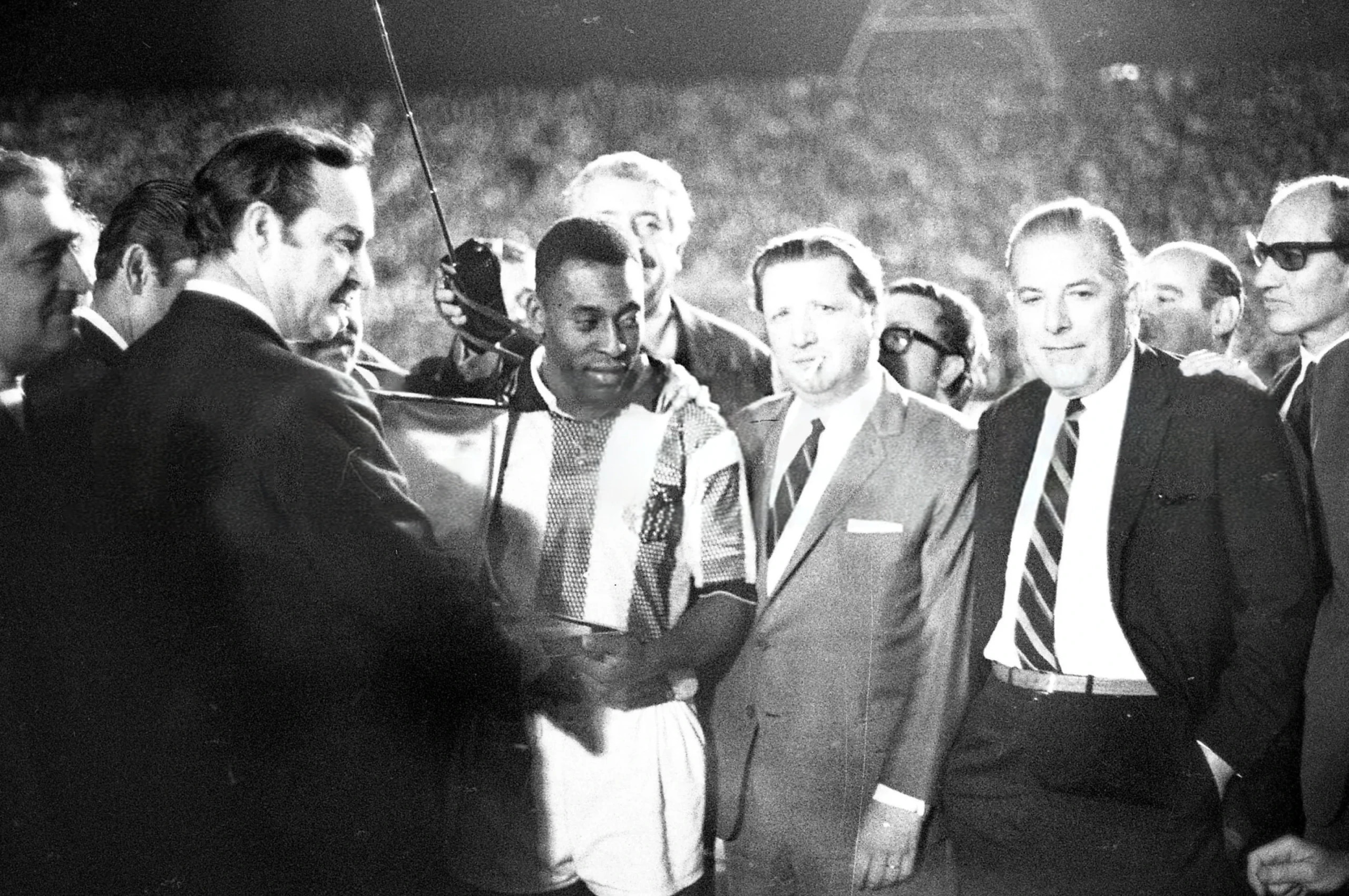 El Cr. Gastón Guelfi, Pelé, y Washington Cataldi después del partido en Montevideo. “O Rei” con la camiseta del Manya.