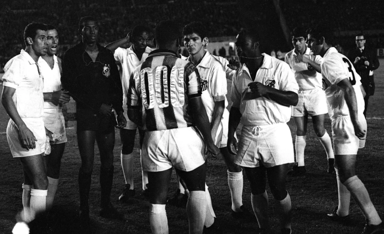 Pelé con la camiseta homenaje.