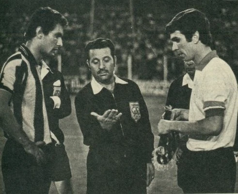 Rocha –de magistral actuación en el torneo– en el sorteo del partido definitorio.