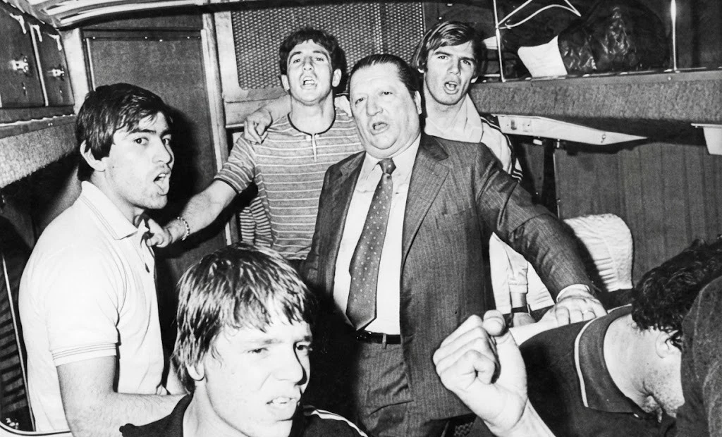 Los mismos festejos en el bus. En la foto se observa (en primer plano) a Forischi, masajista; Juan Vicente Morales (izquierda); Washington Cataldi (en el centro), Presidente; detrás suya están Fernando Morena (a la izquierda) y Mario Saralegui (a la derecha).