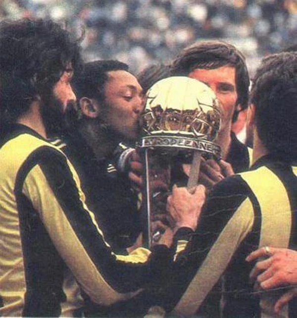 El festejo de los campeones: Daniel “Coquito” Rodríguez besando el trofeo; Bossio detrás, Morena a la derecha; y Olivera a la izquierda.
