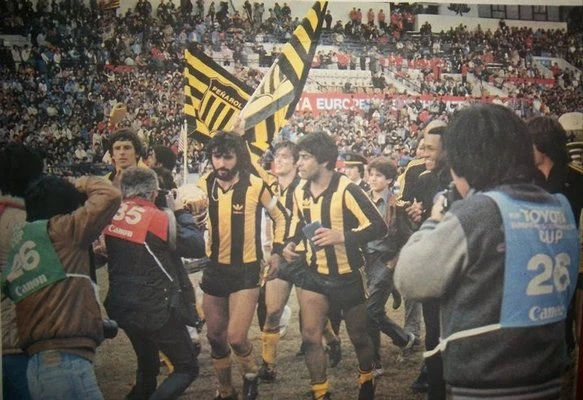 El “Indio”, con la copa, junto a Juan V. Morales (derecha), Walkir Silva (atrás) y Miguel Ángel Bossio (Izquierda).