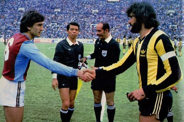 El saludo de los capitanes y el intercambio de banderines.