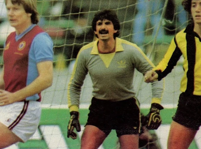 Gustavo Fernández ordenando la zaga.