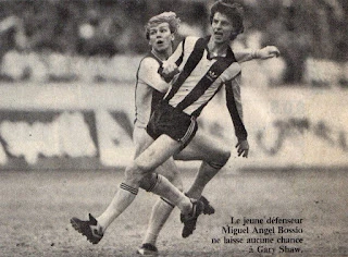 Bossio marcando. Francés: «Le jeune défenseur Miguel Angel Bossio ne laisse aucune chance à Gary Shaw.» Traducción: «El joven defensor Miguel Ángel Bossio no le deja ninguna chance a Gary Shaw.» (o «no le da ninguna oportunidad a Gary Shaw»).