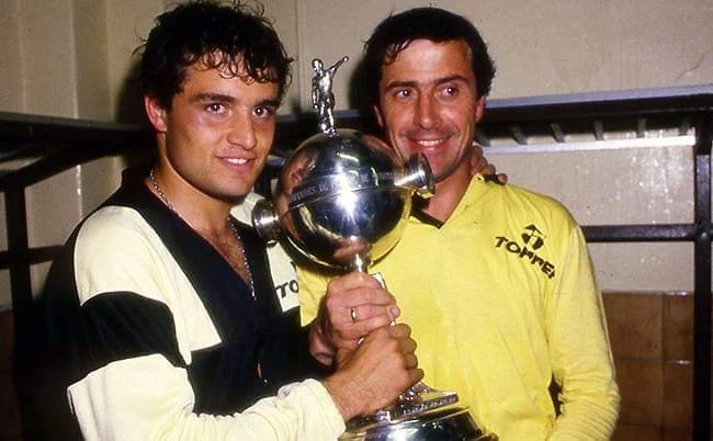 Aguirre con el “Maestro” Tabárez, quien 38 años después, en un homenaje a él, a Gregorio Pérez y a Jorge Fossati, declaró: «Cuando llegué al Club, todos me hablaban de la hinchada. Entendí esos dichos el día que jugamos con el América en Montevideo y la hinchada de Peñarol jugó el partido como los jugadores».