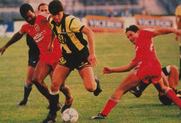 El inicio del partido definitorio; el “Tito” cuidando la pelota.