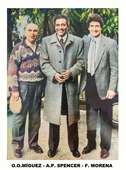 La máxima Leyenda, con Eduardo Pereira y el “Indio” Olivera, campeones de América en 1987 y 1982. Fiesta de los 120 años de la institución. El “Tito” levantando el reconocimiento por ser los Campeones del Siglo XX.