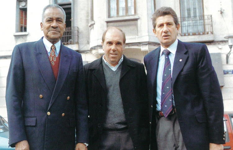 La máxima Leyenda, con Eduardo Pereira y el “Indio” Olivera, campeones de América en 1987 y 1982. Fiesta de los 120 años de la institución. El “Tito” levantando el reconocimiento por ser los Campeones del Siglo XX.