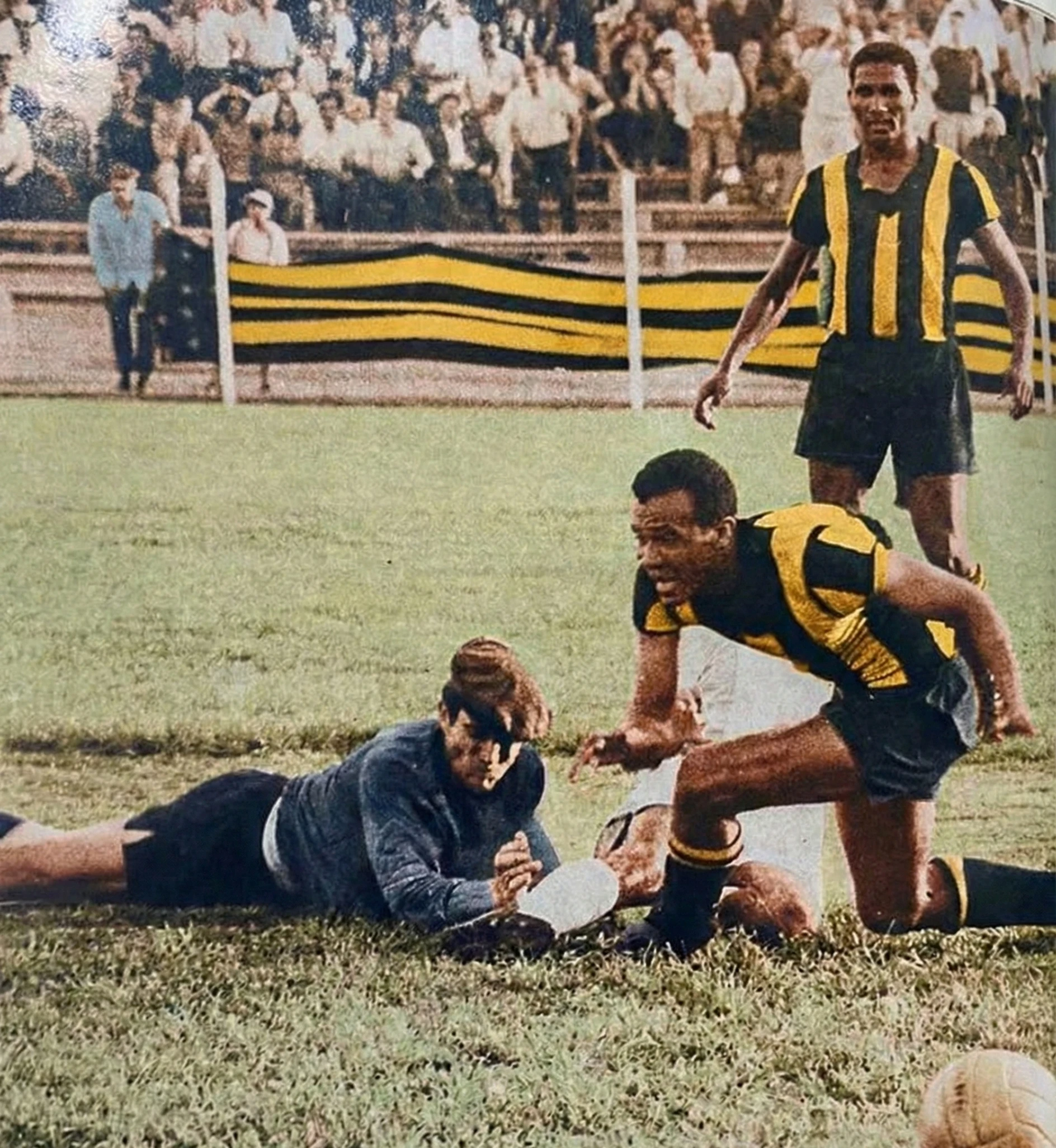 El “Tito”, capitán de Peñarol, junto a Féliz Ruiz, capitán del Real Madrid. Sorteo del partido de vuelta de la Intercontinental 1966.
