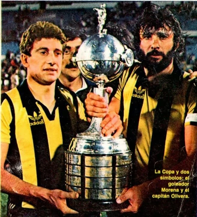 Juan Pedro Damiani (hijo del excelso Cr. José Damiani), el “Tito” y Morena recibiendo el reconocimiento a Mejor Club Sudamericano del Siglo XX. La entrega oficial del trofeo en Londres (Hurlingham Club), el 11/05/2010.