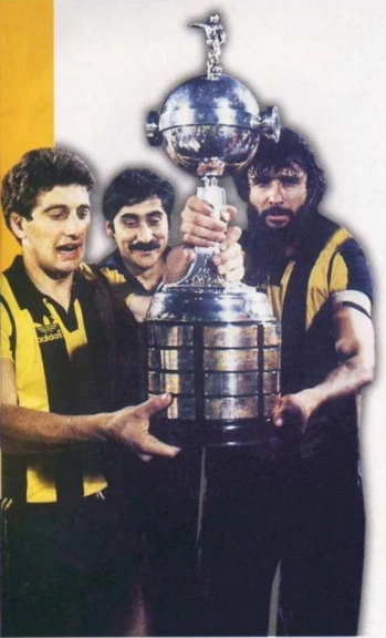 El “Tito” junto al “Cacho”, emocionados por la consagración continental del tricampeonato de América.
