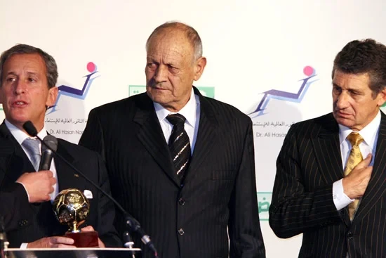 La máxima Leyenda, con Eduardo Pereira y el “Indio” Olivera, campeones de América en 1987 y 1982. Fiesta de los 120 años de la institución. El “Tito” levantando el reconocimiento por ser los Campeones del Siglo XX.