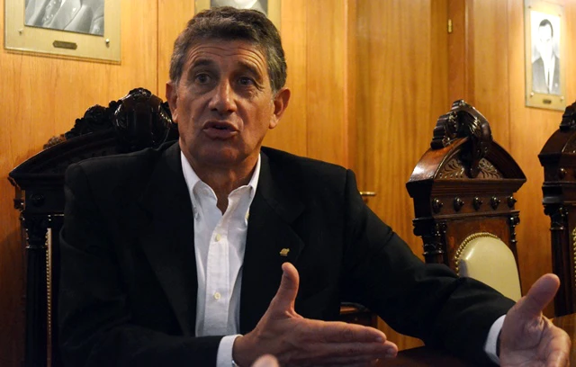 La máxima Leyenda, con Eduardo Pereira y el “Indio” Olivera, campeones de América en 1987 y 1982. Fiesta de los 120 años de la institución. El “Tito” levantando el reconocimiento por ser los Campeones del Siglo XX.