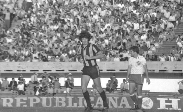 El “Tito” alzando la segunda Copa Intercontinental en el Bernabéu.
