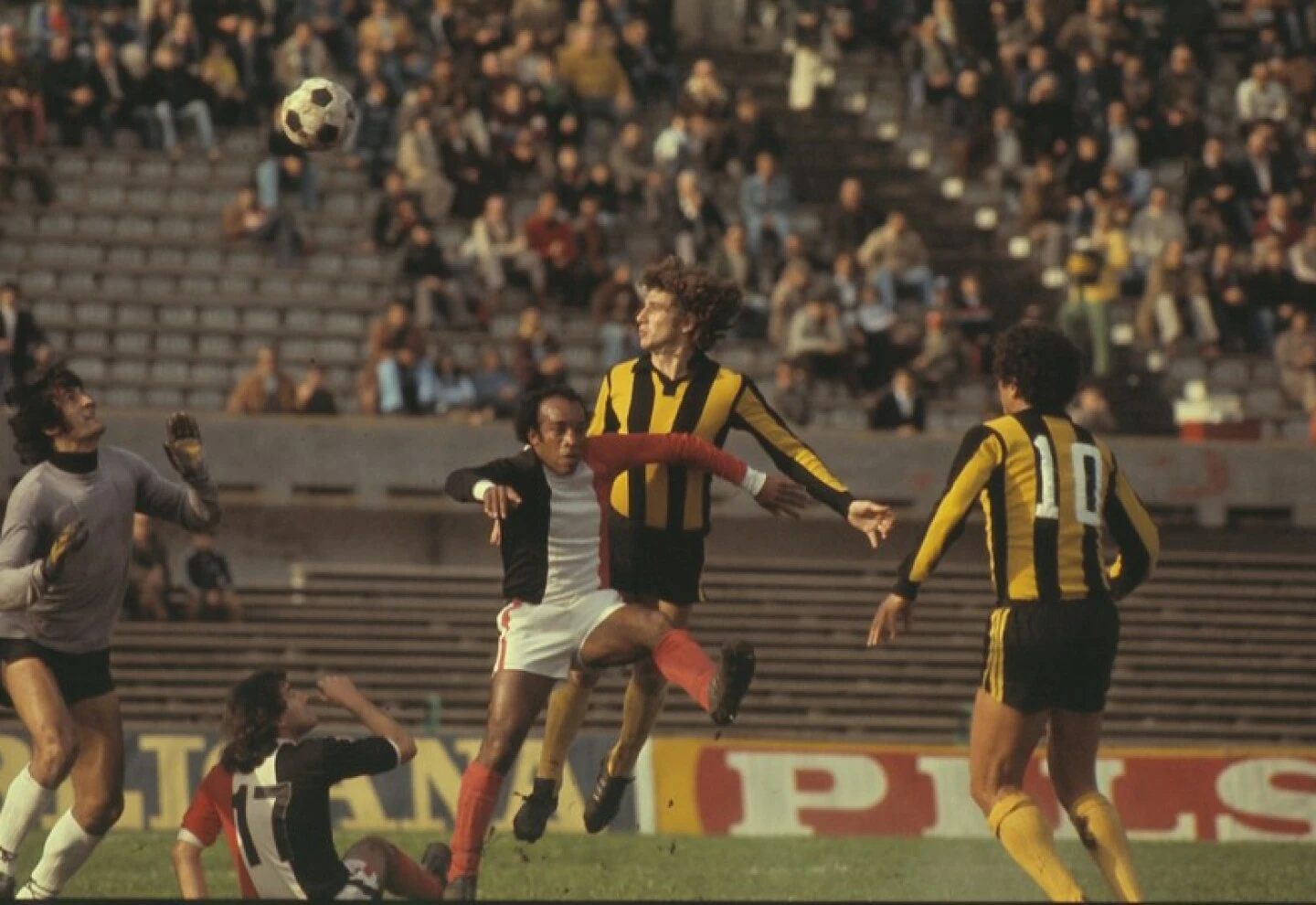 Tres capitanes de tres distintas eras: el caudillo William Martínez, campeón del Mundo con Uruguay y Peñarol –único en esa distinción–; el “Indio” Olivera, último caudillo campeón mundial; y el “Tito”, campeón de todo (Mundo, América, supercampeón intercontinental, uruguayo) y siempre fiel a los colores dorado y negro del ferrocarril.