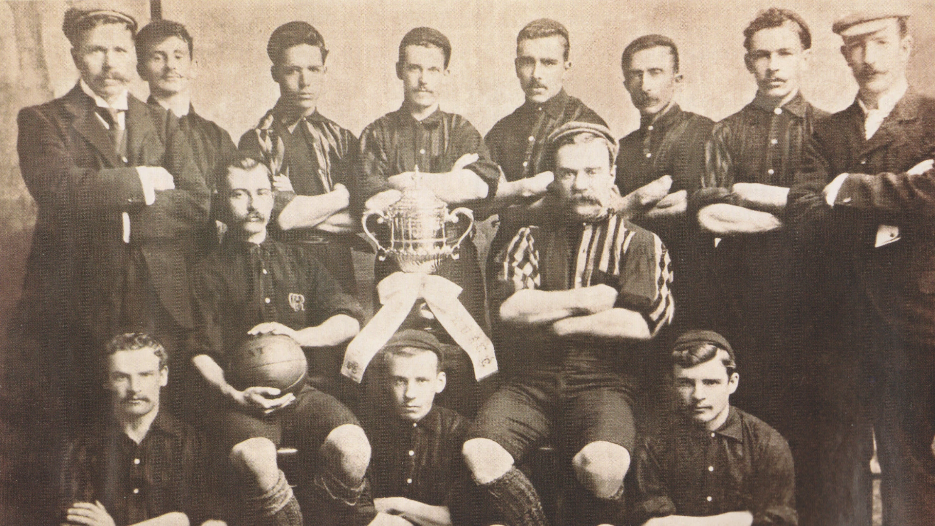 El primer equipo campeón uruguayo.<br />
ARRIBA: Thomas Bowen Davies, Ricardo de los Ríos, Juan Pena, Charles "Carlos" Ward, Lorenzo Mazzuco, Anselmo Faustino Fabre, Thomas Lewis, George "Jorge" Canning.<br />
MEDIO: Alfred "Alfredo" Jones, James Buchanan.<br />
ABAJO: William Davies, William "Guillermo" Best, Charles "Carlos" Lindeblad.