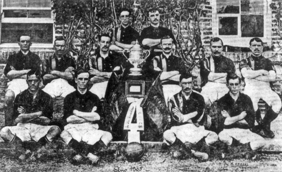 El equipo de 1905, campeón uruguayo invicto y sin goles en contra.<br />
ARRIBA: Francisco “Pancho” Carbone; Germán Arímalo.<br />
MEDIO: : S. Irrisari; Aniceto Camacho; Luis Carbone; William Dawies; Lorenzo Mazzucco; Ceferino Camacho.<br />
ABAJO: Juan Pena; Edmundo Acebedo; Eugenio Mañana; Pedro Zibecchi.