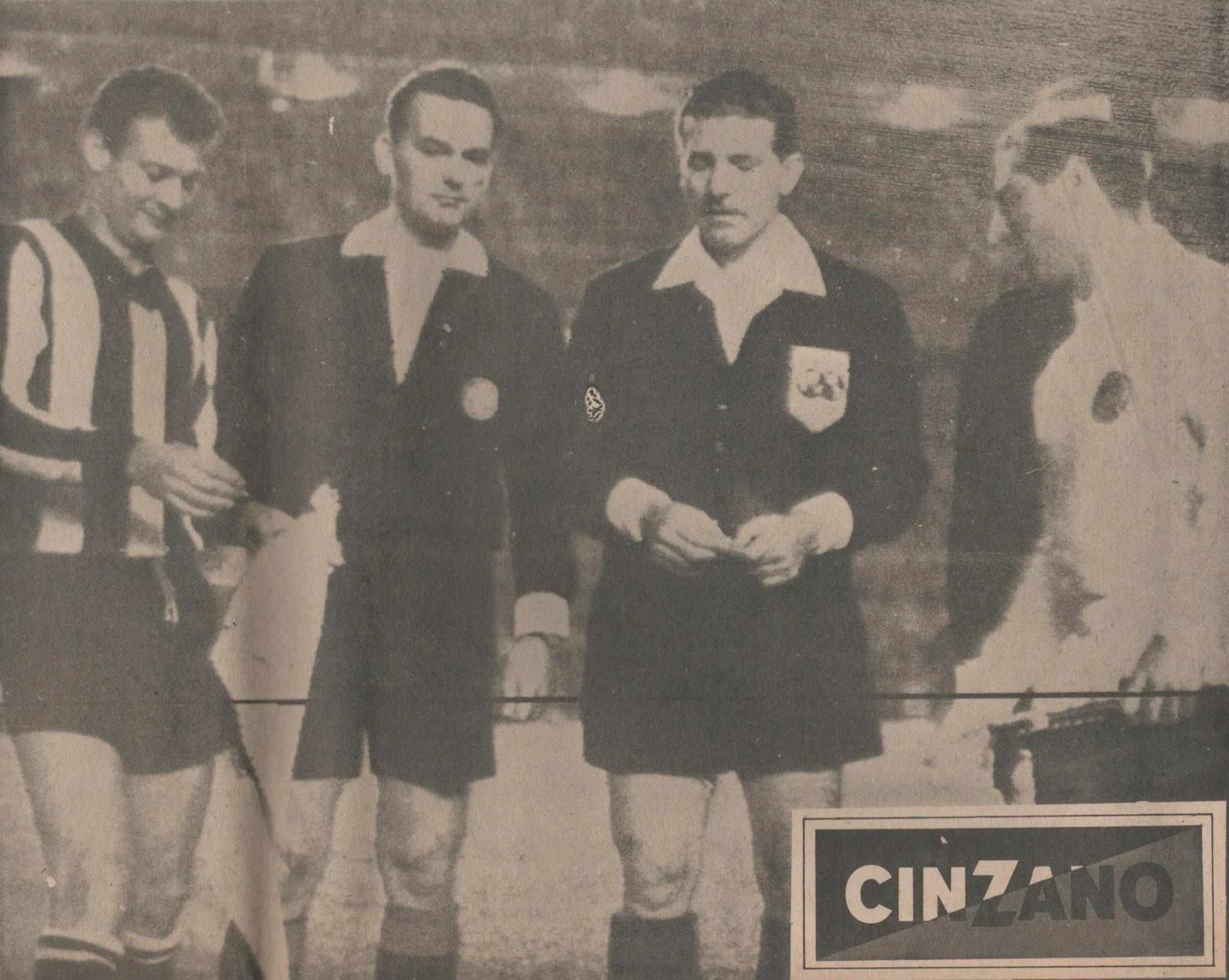 El “Tito”, capitán de Peñarol, junto a Féliz Ruiz, capitán del Real Madrid. Sorteo del partido de vuelta de la Intercontinental 1966.