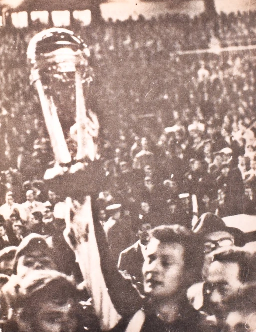 El “Tito” alzando la segunda Copa Intercontinental en el Bernabéu.
