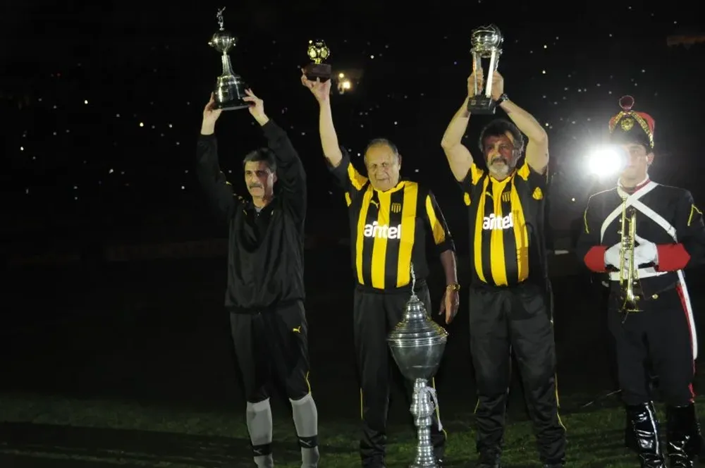 La máxima Leyenda, con Eduardo Pereira y el “Indio” Olivera, campeones de América en 1987 y 1982. Fiesta de los 120 años de la institución. El “Tito” levantando el reconocimiento por ser los Campeones del Siglo XX.