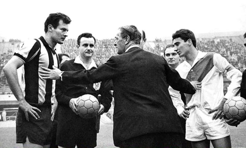 El “Tito” en el sorteo antes del match de la tercera final de la Libertadores 1966.