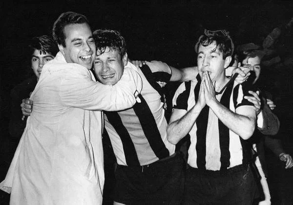El “Tito” junto al “Cacho”, emocionados por la consagración continental del tricampeonato de América.